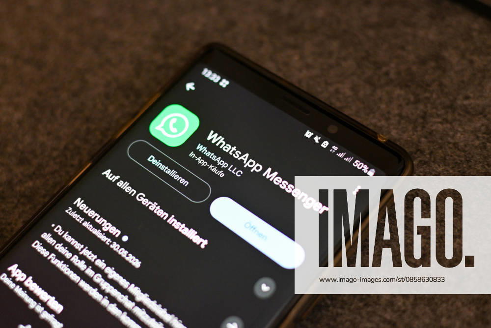 Das Logo des Messenger-Dienstes WhatsApp auf dem Display eines Smartphones. WhatsApp gehört zu den weltweit meistgenutzten Kommunikationsdiensten für Nachrichten, Sprach- und Videoanrufe. Bad Wörishofen Bayern Deutschland