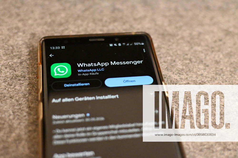 Das Logo des Messenger-Dienstes WhatsApp auf dem Display eines Smartphones. WhatsApp gehört zu den weltweit meistgenutzten Kommunikationsdiensten für Nachrichten, Sprach- und Videoanrufe. Bad Wörishofen Bayern Deutschland