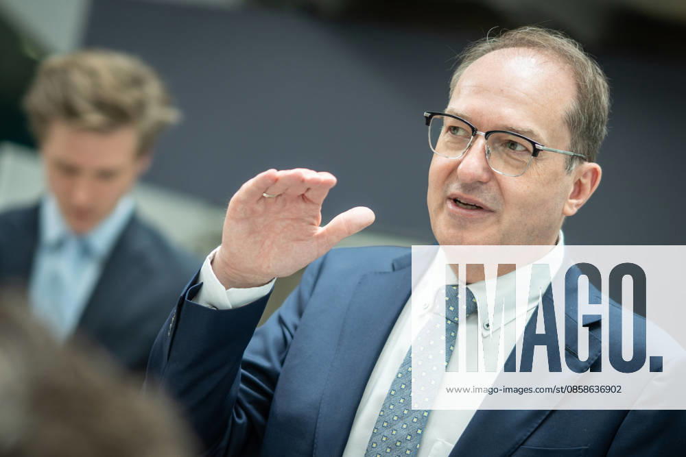 Bundesinnenminister Alexander Dobrindt führt nach der Bundesvorstandssitzung ein Hintergrundgespräch mit den anwesenden Journalisten;CDU Bundesvorstand und Gremiensitzungen am 08.06.2026, Berlin Berlin Deutschland Konrad-Adenauer-Haus, Bundespart