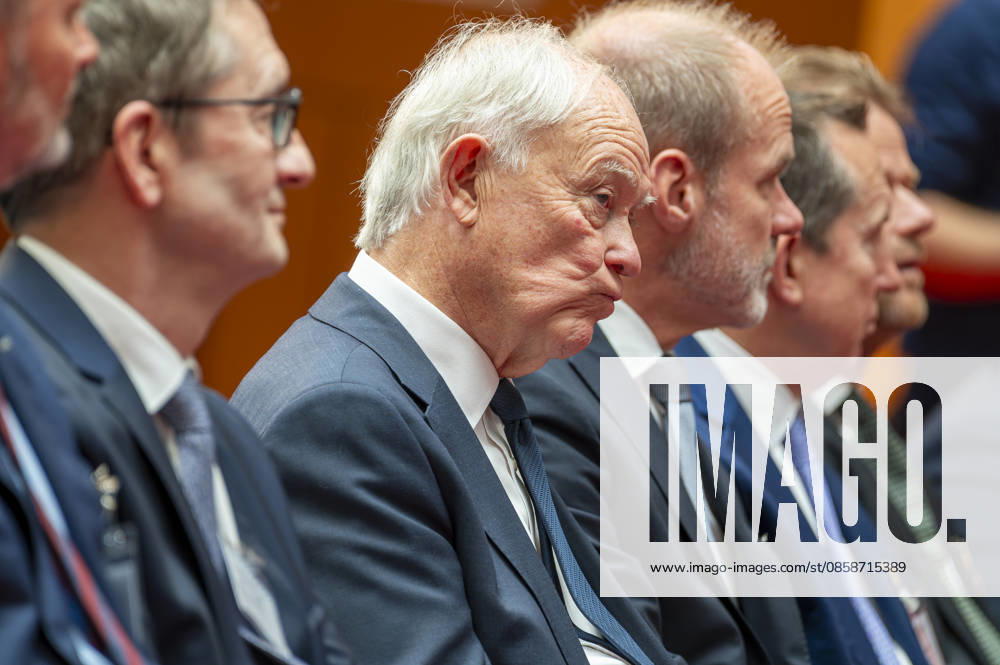 Eddie Wilson + Brendan Nelson - Aviation Summit EUR, Deutschland, Berlin, 09.06.2026: Besucher verfolgen die Rede von Katharina Reiche - Am Vortag der ILA26 treffen sich auf der Aviation Summit (BAS) Entscheider der internationalen Luftfahrt aus Politik, Industrie, Wissenschaft und Finanzen. Sie erörtern welche Fortschritte sind heute schon erreicht worden und welche Herausforderungen müssen noch gemeistert werden. ¢ Eddie Wilson CEO, Ryanair DAC und Brendan Nelson - CEO von Boeing