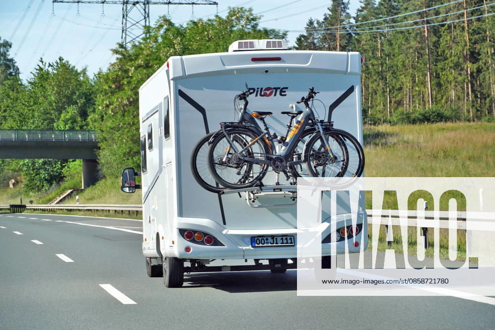 Urlaubszeit, Campingurlaub, Aktivurlaub, unterwegs mit dem Camper, Fahrräder auf dem Heckträger, Autobahnfahrt