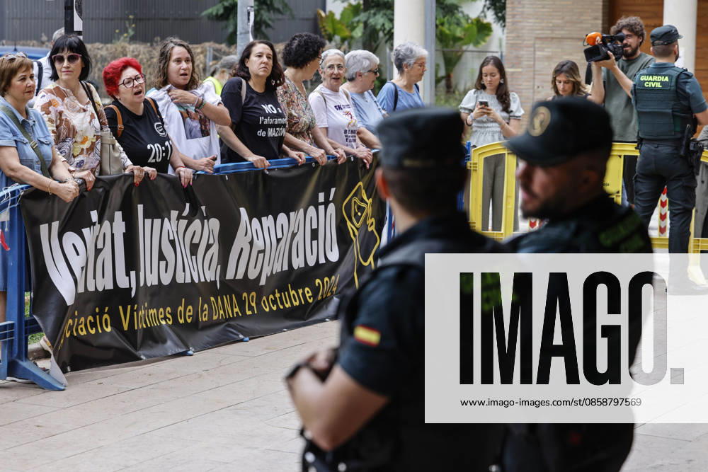 Dana victims associations gather in front of the Catarroja Courts Demonstrators during a rally in front of the Catarroja Courts, on June 10, 2026, in Catarroja, Valencia, Comunidad Valenciana Spain Representatives of the Associació de Víctimes de la DANA 29 d Octubre de 2024, of the Asociación de Víctimas Mortales Dana 29 O and of Damnificados por la DANA de l Horta Sud de Valencia have gathered today in front of the Courts of Catarroja where the First Vice-President of the Generalitat and Councilor of Social Services on October 29, 2024, Susana Camarero is summoned today as a witness 10 JUNE 2026 Espana