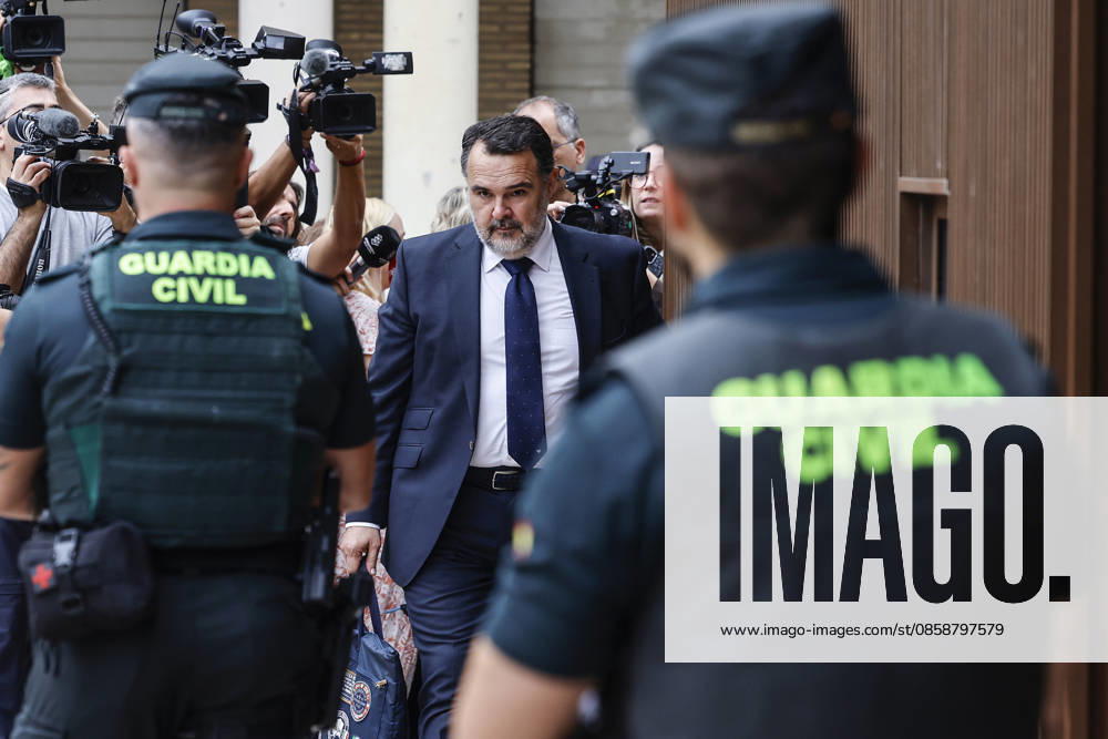Carlos Mazóns lawyer, Ignacio Gally, on June 10, 2026, in Catarroja, Valencia, Comunidad Valenciana Spain Representatives of the Associació de Víctimes de la DANA 29 d Octubre de 2024, of the Asociación de Víctimas Mortales Dana 29 O and of Damnificados por la DANA de l Horta Sud de Valencia have gathered today in front of the Courts of Catarroja where the First Vice-President of the Generalitat and Councilor of Social Services on October 29, 2024, Susana Camarero is summoned today as witness 10 JUNE 2026 Espana
