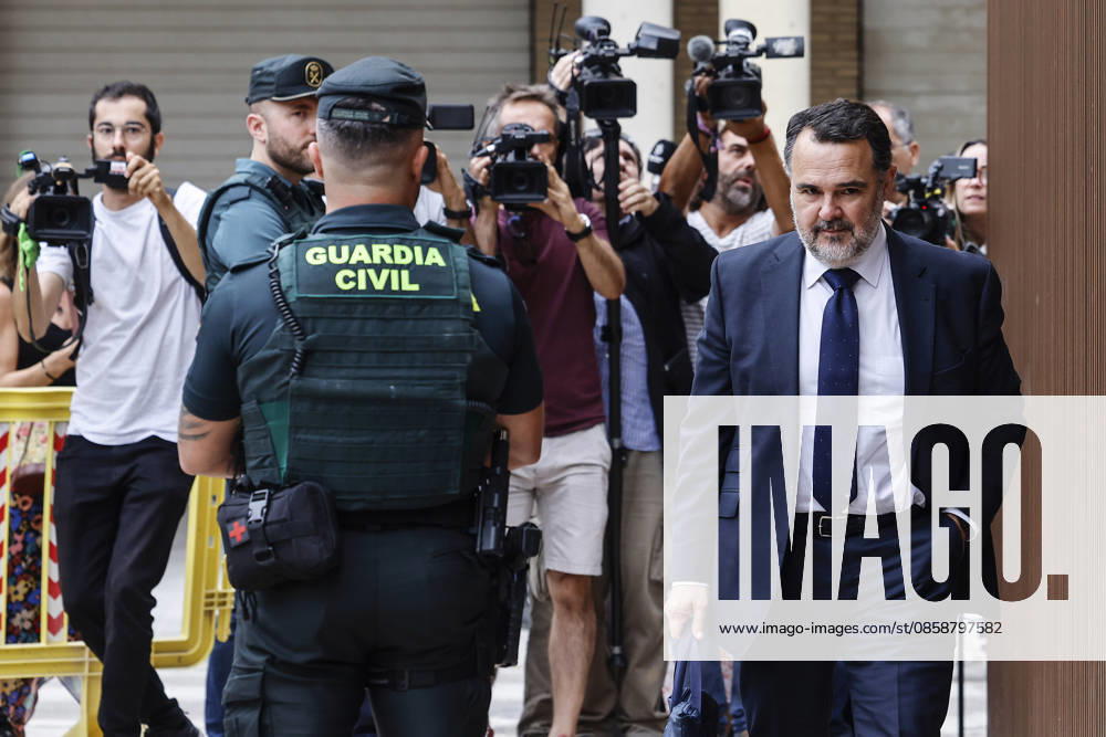 Carlos Mazóns lawyer, Ignacio Gally, on June 10, 2026, in Catarroja, Valencia, Comunidad Valenciana Spain Representatives of the Associació de Víctimes de la DANA 29 d Octubre de 2024, of the Asociación de Víctimas Mortales Dana 29 O and of Damnificados por la DANA de l Horta Sud de Valencia have gathered today in front of the Courts of Catarroja where the First Vice-President of the Generalitat and Councilor of Social Services on October 29, 2024, Susana Camarero is summoned today as witness 10 JUNE 2026 Espana