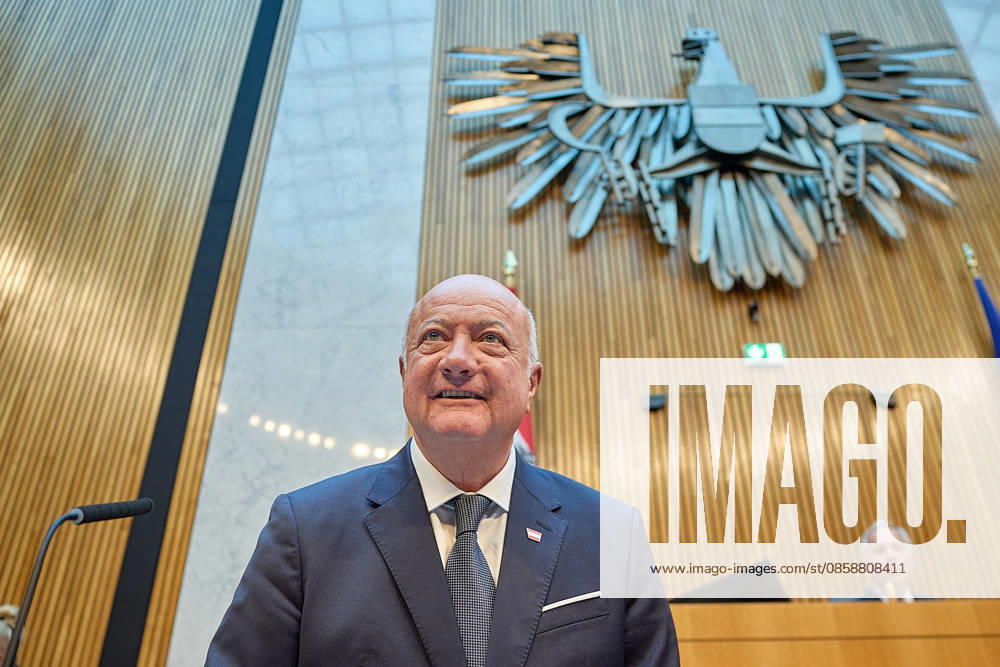 - Wien 09.06.2026 - Budgetrede Österreichisches Parlament - Der Nationalrat trat heute im Hohen Haus zu einer regluären Nationalratssitzung zusammen. Haupthema war die Budetrede des Finanzministers - PHOTO: Bundeskanzler Christian Stocker (ÖVP) auf der Regierungsbank kurz vor Beginn der Sitzung. Vienna (AUSTRIA) - Austrian Parliament National Council session - The National Council met today in Parliament for a regular National Council session. The topic of the plenary session was the Budget Speech by the Austrian Minister of Finance. Budget, Finanzen, Staatsfinanzen, Geld, Steuern, Ausgaben, Einnahmen, Regierung, echtes Dopelbudet 2027 28 , 2028, Schulden, Nationalratssitzung, Nationalrat SItzung Budgetrede