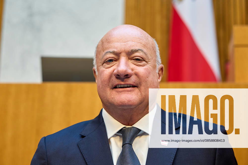 - Wien 09.06.2026 - Budgetrede Österreichisches Parlament - Der Nationalrat trat heute im Hohen Haus zu einer regluären Nationalratssitzung zusammen. Haupthema war die Budetrede des Finanzministers - PHOTO: Bundeskanzler Christian Stocker (ÖVP) auf der Regierungsbank kurz vor Beginn der Sitzung. Vienna (AUSTRIA) - Austrian Parliament National Council session - The National Council met today in Parliament for a regular National Council session. The topic of the plenary session was the Budget Speech by the Austrian Minister of Finance. Budget, Finanzen, Staatsfinanzen, Geld, Steuern, Ausgaben, Einnahmen, Regierung, echtes Dopelbudet 2027 28 , 2028, Schulden, Nationalratssitzung, Nationalrat SItzung Budgetrede