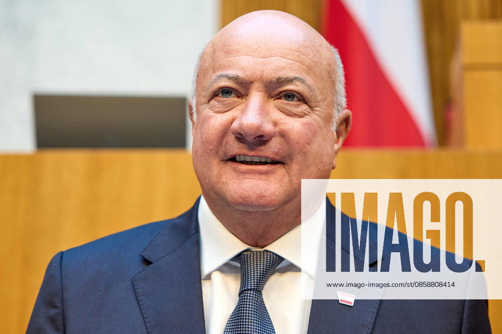 - Wien 09.06.2026 - Budgetrede Österreichisches Parlament - Der Nationalrat trat heute im Hohen Haus zu einer regluären Nationalratssitzung zusammen. Haupthema war die Budetrede des Finanzministers - PHOTO: Bundeskanzler Christian Stocker (ÖVP) auf der Regierungsbank kurz vor Beginn der Sitzung. Vienna (AUSTRIA) - Austrian Parliament National Council session - The National Council met today in Parliament for a regular National Council session. The topic of the plenary session was the Budget Speech by the Austrian Minister of Finance. Budget, Finanzen, Staatsfinanzen, Geld, Steuern, Ausgaben, Einnahmen, Regierung, echtes Dopelbudet 2027 28 , 2028, Schulden, Nationalratssitzung, Nationalrat SItzung Budgetrede