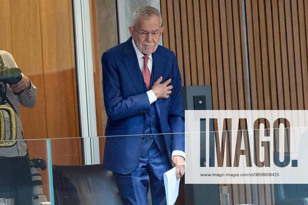 - Wien 09.06.2026 - Budgetrede Österreichisches Parlament - Der Nationalrat trat heute im Hohen Haus zu einer regluären Nationalratssitzung zusammen. Haupthema war die Budetrede des Finanzministers - PHOTO: Bundespräsident Alexander Van der Bellen bei seiner begrüßung. Vienna (AUSTRIA) - Austrian Parliament National Council session - The National Council met today in Parliament for a regular National Council session. The topic of the plenary session was the Budget Speech by the Austrian Minister of Finance. Budget, Finanzen, Staatsfinanzen, Geld, Steuern, Ausgaben, Einnahmen, Regierung, echtes Dopelbudet 2027 28 , 2028, Schulden, Nationalratssitzung, Nationalrat SItzung Budgetrede