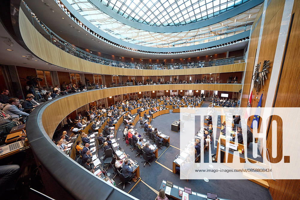 - Wien 09.06.2026 - Budgetrede Österreichisches Parlament - Der Nationalrat trat heute im Hohen Haus zu einer regluären Nationalratssitzung zusammen. Haupthema war die Budetrede des Finanzministers - PHOTO: Blick in den Plenarsaal während der Budgetrede. Vienna (AUSTRIA) - Austrian Parliament National Council session - The National Council met today in Parliament for a regular National Council session. The topic of the plenary session was the Budget Speech by the Austrian Minister of Finance. Budget, Finanzen, Staatsfinanzen, Geld, Steuern, Ausgaben, Einnahmen, Regierung, echtes Dopelbudet 2027 28 , 2028, Schulden, Nationalratssitzung, Nationalrat SItzung Budgetrede