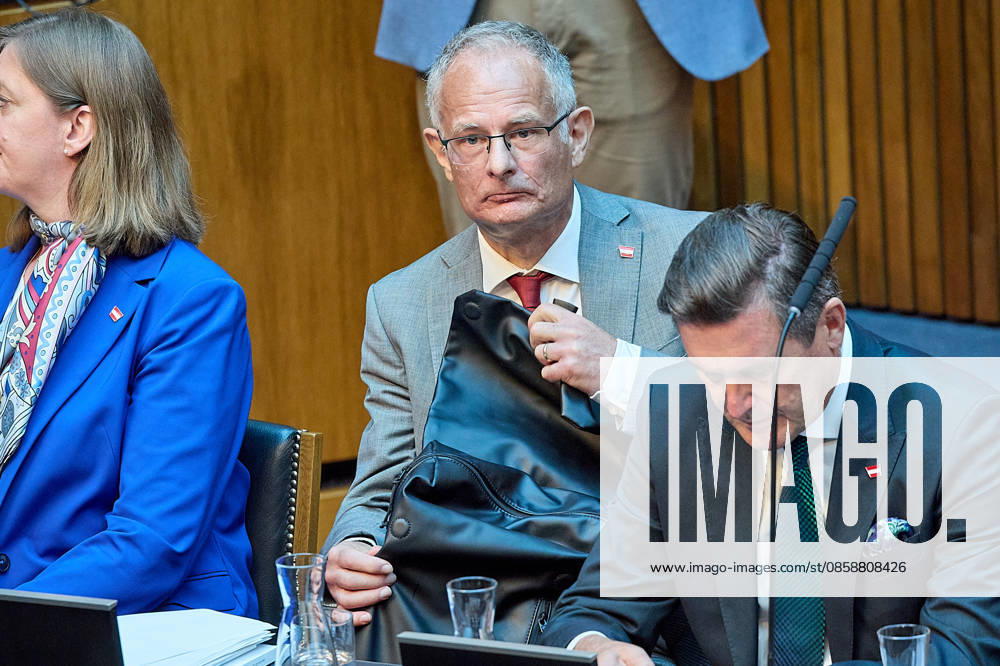 - Wien 09.06.2026 - Budgetrede Österreichisches Parlament - Der Nationalrat trat heute im Hohen Haus zu einer regluären Nationalratssitzung zusammen. Haupthema war die Budetrede des Finanzministers - PHOTO: Finanzminister Markus Marterbauer (SPÖ) im Plenarsaal nach seiner zweiten Budgetrede. Vienna (AUSTRIA) - Austrian Parliament National Council session - The National Council met today in Parliament for a regular National Council session. The topic of the plenary session was the Budget Speech by the Austrian Minister of Finance. Budget, Finanzen, Staatsfinanzen, Geld, Steuern, Ausgaben, Einnahmen, Regierung, echtes Dopelbudet 2027 28 , 2028, Schulden, Nationalratssitzung, Nationalrat SItzung Budgetrede