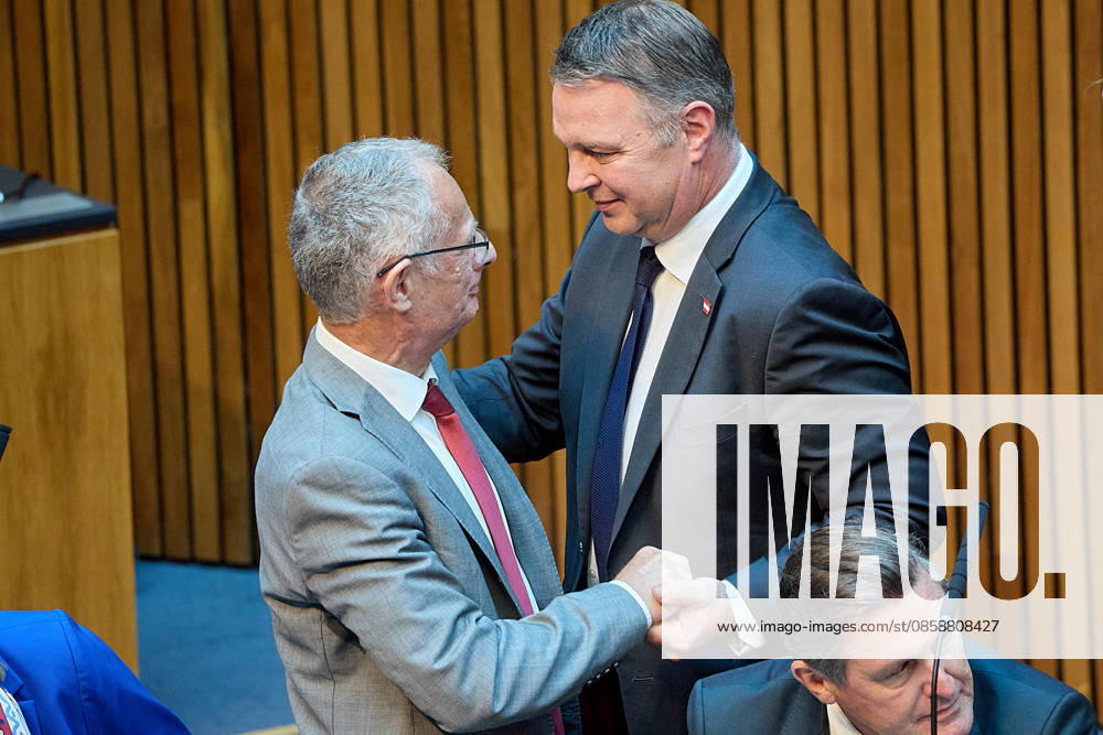 - Wien 09.06.2026 - Budgetrede Österreichisches Parlament - Der Nationalrat trat heute im Hohen Haus zu einer regluären Nationalratssitzung zusammen. Haupthema war die Budetrede des Finanzministers - PHOTO: Finanzminister Markus Marterbauer (L SPÖ) im Plenarsaal wird nach seiner zweiten Budgetrede. von Vizekanzler und SPÖ-Chef Andreas Babler (R SPÖ) umarmt. Vienna (AUSTRIA) - Austrian Parliament National Council session - The National Council met today in Parliament for a regular National Council session. The topic of the plenary session was the Budget Speech by the Austrian Minister of Finance. Budget, Finanzen, Staatsfinanzen, Geld, Steuern, Ausgaben, Einnahmen, Regierung, echtes Dopelbudet 2027 28 , 2028, Schulden, Nationalrats