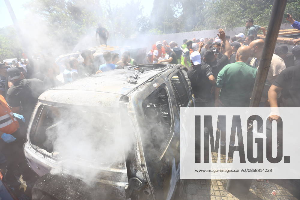 Israeli strikes target southern Lebanon despite ceasefire SIDON, LEBANON - JUNE 10: People gather around a vehicle targeted in an Israeli airstrike in the city of Sidon, Lebanon on June 10, 2026. Israeli forces carried out airstrikes on areas in southern Lebanon despite the ceasefire, with a vehicle targeted in Sidon. Mohammad Abushama Anadolu Sidon Lebanon. Editorial use only. Please get in touch for any other usage.