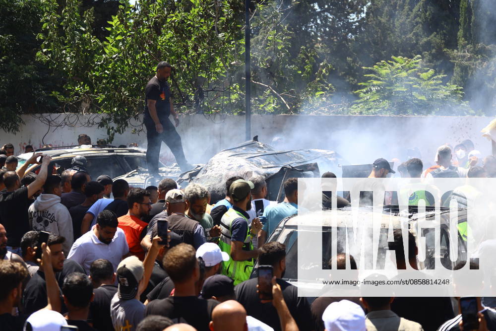 Israeli strikes target southern Lebanon despite ceasefire SIDON, LEBANON - JUNE 10: People gather around a vehicle targeted in an Israeli airstrike in the city of Sidon, Lebanon on June 10, 2026. Israeli forces carried out airstrikes on areas in southern Lebanon despite the ceasefire, with a vehicle targeted in Sidon. Mohammad Abushama Anadolu Sidon Lebanon. Editorial use only. Please get in touch for any other usage.