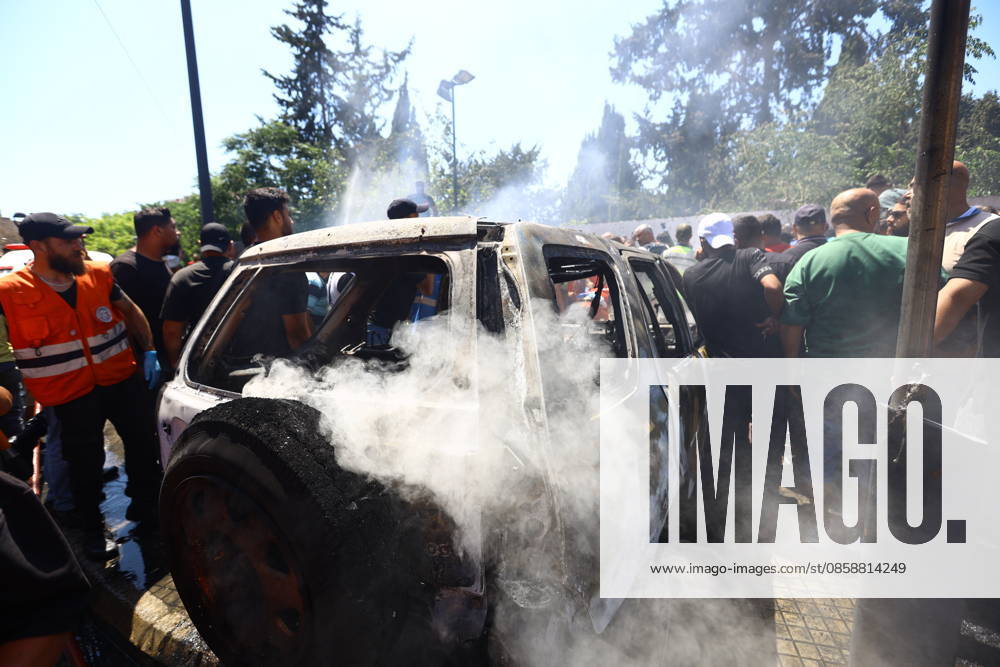 Israeli strikes target southern Lebanon despite ceasefire SIDON, LEBANON - JUNE 10: People gather around a vehicle targeted in an Israeli airstrike in the city of Sidon, Lebanon on June 10, 2026. Israeli forces carried out airstrikes on areas in southern Lebanon despite the ceasefire, with a vehicle targeted in Sidon. Mohammad Abushama Anadolu Sidon Lebanon. Editorial use only. Please get in touch for any other usage.