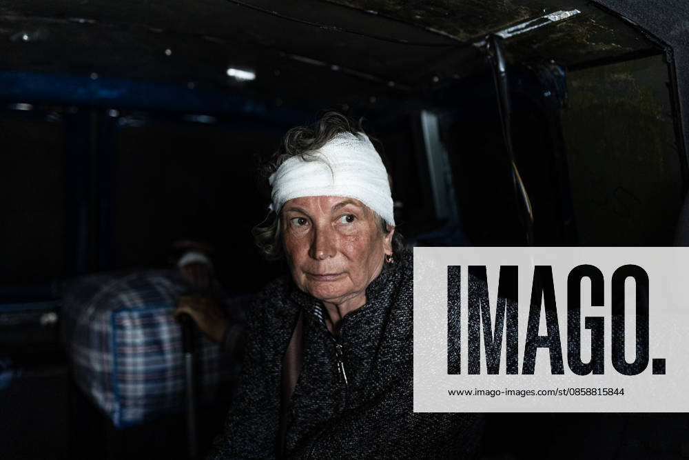 Injured civilians evacuated from hospital after Russian attacks in Druzhkivka DRUZHKIVKA, UKRAINE - JUNE 10: An injured woman is being evacuated by volunteers from a hospital in Druzhkivka, Ukraine, 10 June 2026 Diego Herrera Carcedo Anadolu Druzhkivka Ukraine. Editorial use only. Please get in touch for any other usage.