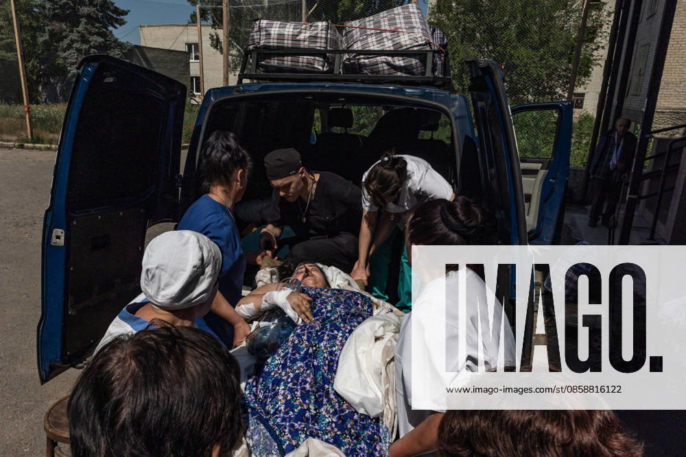 Aftermath of a Russian attack in Ukraine DRUZHKIVKA, UKRAINE - JUNE 10: Doctors and volunteers evacuate injured civilians from a hospital following Russian attacks in Druzhkivka, Ukraine, on June 10, 2026. Diego Herrera Carcedo Anadolu Donetsk Oblast Ukraine. Editorial use only. Please get in touch for any other usage.