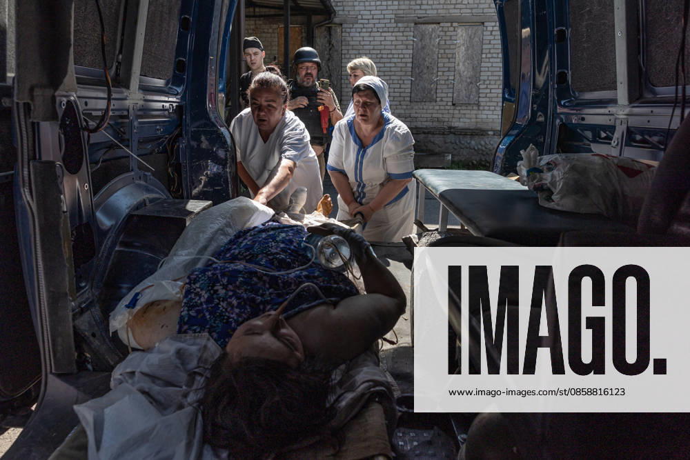 Aftermath of a Russian attack in Ukraine DRUZHKIVKA, UKRAINE - JUNE 10: Doctors and volunteers evacuate injured civilians from a hospital following Russian attacks in Druzhkivka, Ukraine, on June 10, 2026. Diego Herrera Carcedo Anadolu Donetsk Oblast Ukraine. Editorial use only. Please get in touch for any other usage.