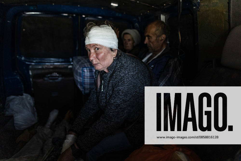 Aftermath of a Russian attack in Ukraine DRUZHKIVKA, UKRAINE - JUNE 10: An injured woman is being evacuated by volunteers from a hospital following Russian attacks in Druzhkivka, Ukraine, on June 10, 2026. Diego Herrera Carcedo Anadolu Donetsk Oblast Ukraine. Editorial use only. Please get in touch for any other usage.