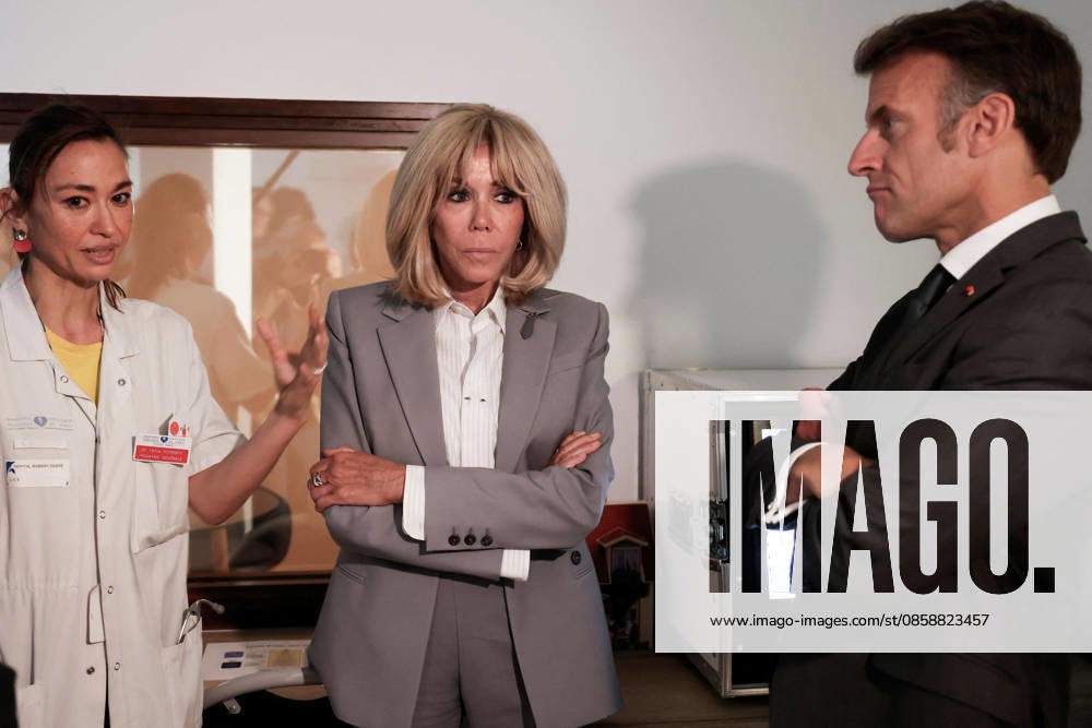 Emmanuel Macron and Brigitte Macron Visit the Robert-Debre Hospital - Paris French President Emmanuel Macron and his wife Brigitte Macron talk with with pediatrician Tania Ikowsky during a visit of the UAPED unit (Unite d Accueil Pediatrique Enfant en Danger), a hospital structure specializing in the care of children who are victims of violence, abuse or neglect, at the Robert-Debre Hospital in Paris on June 10, 2026. Photo by Stephane Lemouton Pool ABACAPRESS.COM Paris France