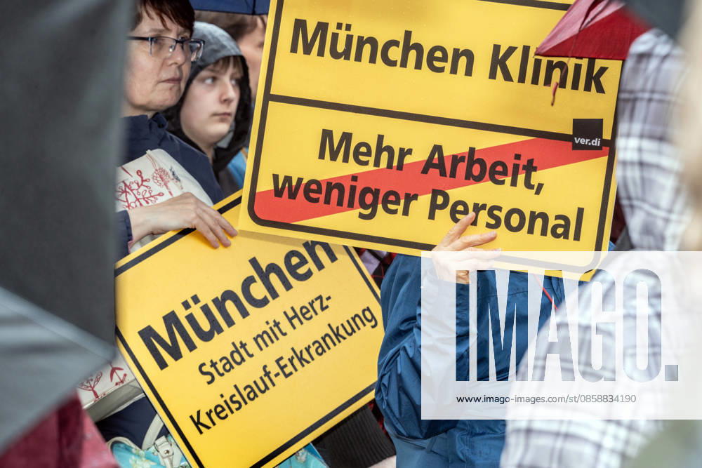 Rettet das Gesundheitswesen, Demonstration gegen die Sparpolitik, Gesundheit ist keine Ware, Kundgebung der Gewerkschaft verdi auf dem Odeonsplatz, München, 10. Juni 2026 Deutschland, München, 10. Juni.2026, Motto: Rettet das Gesundheitswesen, gegen die Sparpolitik, Gesundheit ist keine Ware, Kundgebung der Gewerkschaft verdi auf dem Odeonsplatz, ab 17 Uhr, dabei Gewerkschaftsmitglieder aus Kliniken und Pflege, Schilder München Klinik, Mehr Arbeit, weniger Personal, Protest gegen die geplante Gesundheitsreform von Ministerin Warken, ca. 400 Teilnehmende, Regenwetter, Bayern, bayerisch, bayerische, Querformat,