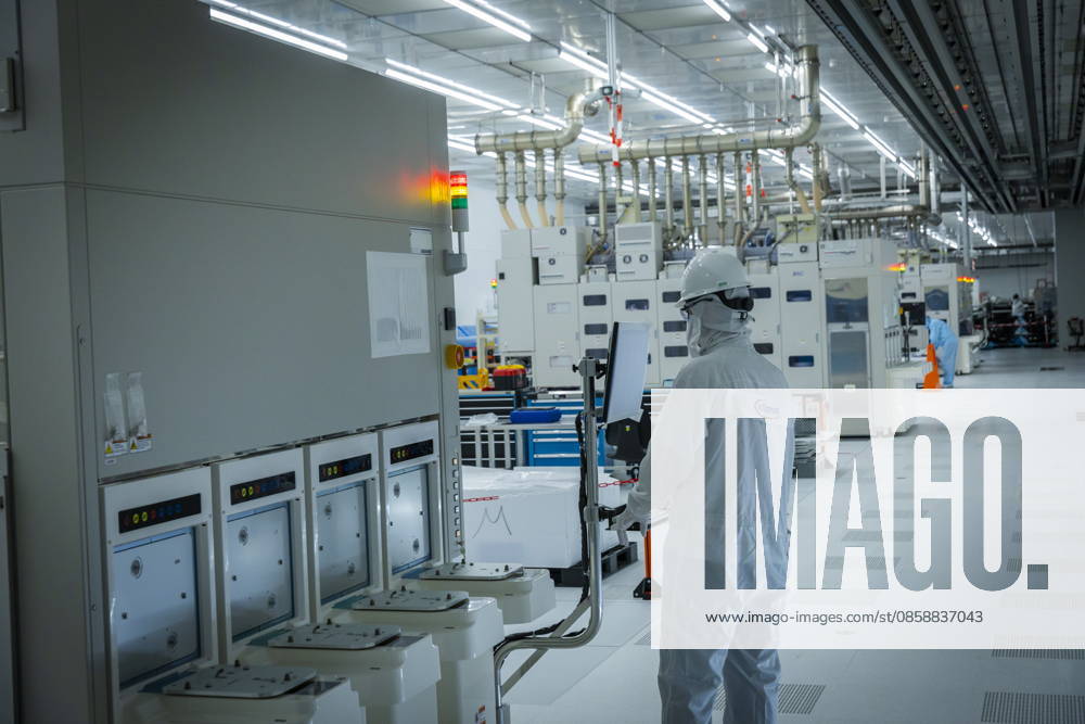 Infineon Technologies AG in Dresden Reinraum der neuen Smart Power Fab der Infineon Technologies AG in Dresden am 10. Juni. Am 2. Juli wird die Smart Power Fab feierlich eröffnet. Das neue Werk ist mit einem Investitionsvolumen von fünf Milliarden Euro die größte Einzelinvestition in der Geschichte von Infineon und eines der größten Investitionsprojekte in Deutschland. Anlage für das chemisch-mechanische Polieren von 300 mm Wafern in der neuen Smart Power Fab der Infineon Technologies AG in Dresden Dresden Sachsen Deutschland