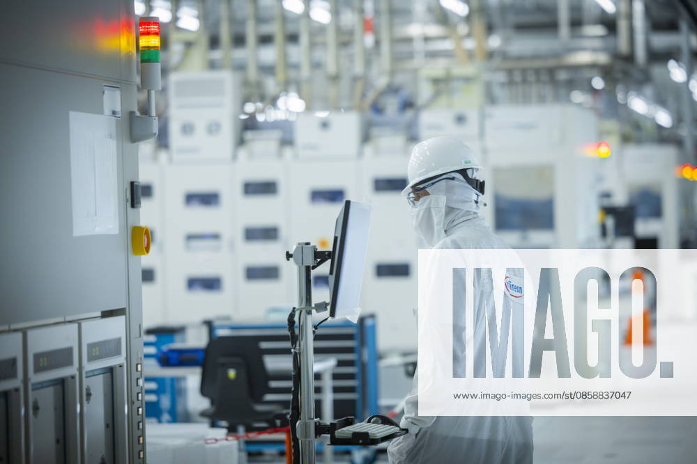 Infineon Technologies AG in Dresden Reinraum der neuen Smart Power Fab der Infineon Technologies AG in Dresden am 10. Juni. Am 2. Juli wird die Smart Power Fab feierlich eröffnet. Das neue Werk ist mit einem Investitionsvolumen von fünf Milliarden Euro die größte Einzelinvestition in der Geschichte von Infineon und eines der größten Investitionsprojekte in Deutschland. Anlage für das chemisch-mechanische Polieren von 300 mm Wafern in der neuen Smart Power Fab der Infineon Technologies AG in Dresden Dresden Sachsen Deutschland