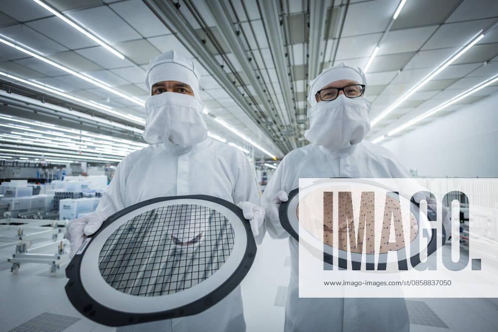 Infineon Technologies AG in Dresden Reinraum der neuen Smart Power Fab der Infineon Technologies AG in Dresden am 10. Juni. Am 2. Juli wird die Smart Power Fab feierlich eröffnet. Das neue Werk ist mit einem Investitionsvolumen von fünf Milliarden Euro die größte Einzelinvestition in der Geschichte von Infineon und eines der größten Investitionsprojekte in Deutschland. Infineon Mitarbeiter mit 300 mm Wafern in der neuen Smart Power Fab der Infineon Technologies AG in Dresden Dresden Sachsen Deutschland