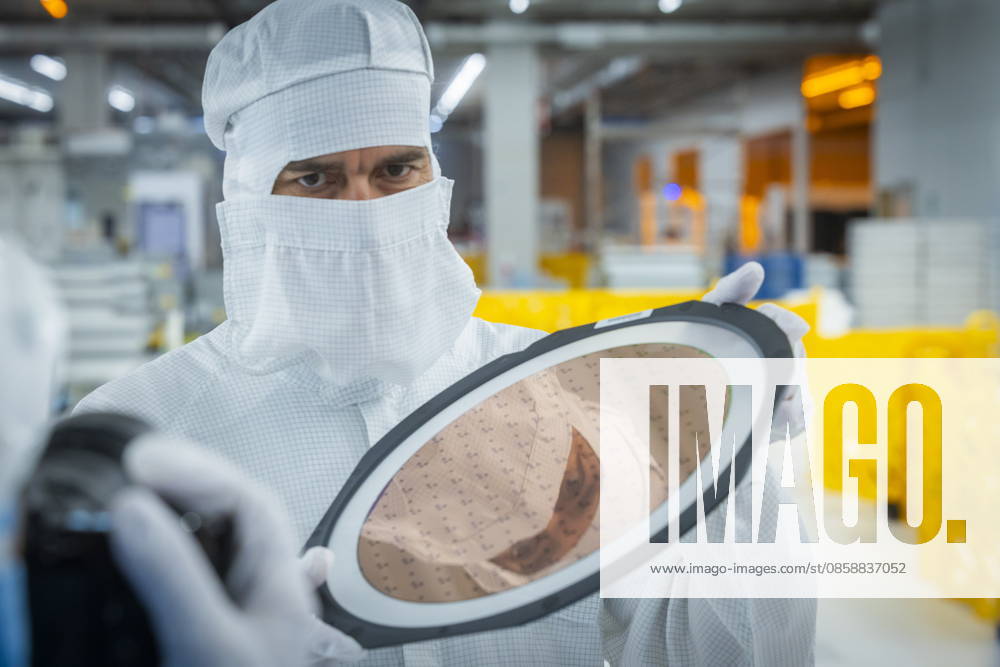 Infineon Technologies AG in Dresden Reinraum der neuen Smart Power Fab der Infineon Technologies AG in Dresden am 10. Juni. Am 2. Juli wird die Smart Power Fab feierlich eröffnet. Das neue Werk ist mit einem Investitionsvolumen von fünf Milliarden Euro die größte Einzelinvestition in der Geschichte von Infineon und eines der größten Investitionsprojekte in Deutschland. Infineon Mitarbeiter mit 300 mm Wafern in der neuen Smart Power Fab der Infineon Technologies AG in Dresden Dresden Sachsen Deutschland