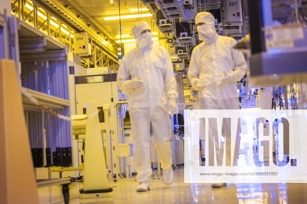 Infineon Technologies AG in Dresden Reinraum der neuen Smart Power Fab der Infineon Technologies AG in Dresden am 10. Juni. Am 2. Juli wird die Smart Power Fab feierlich eröffnet. Das neue Werk ist mit einem Investitionsvolumen von fünf Milliarden Euro die größte Einzelinvestition in der Geschichte von Infineon und eines der größten Investitionsprojekte in Deutschland. 300 mm Waferfertigung am Standort Dresden der Infineon Technologies AG Dresden Sachsen Deutschland