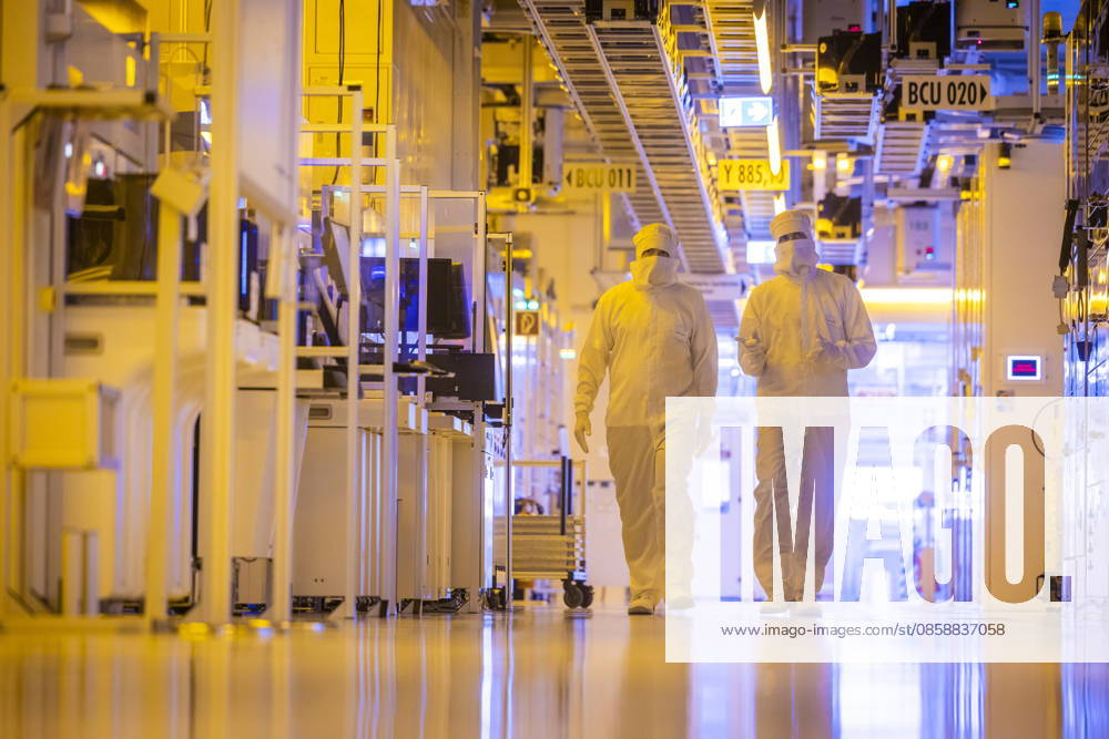 Infineon Technologies AG in Dresden Reinraum der neuen Smart Power Fab der Infineon Technologies AG in Dresden am 10. Juni. Am 2. Juli wird die Smart Power Fab feierlich eröffnet. Das neue Werk ist mit einem Investitionsvolumen von fünf Milliarden Euro die größte Einzelinvestition in der Geschichte von Infineon und eines der größten Investitionsprojekte in Deutschland. 300 mm Waferfertigung am Standort Dresden der Infineon Technologies AG Dresden Sachsen Deutschland