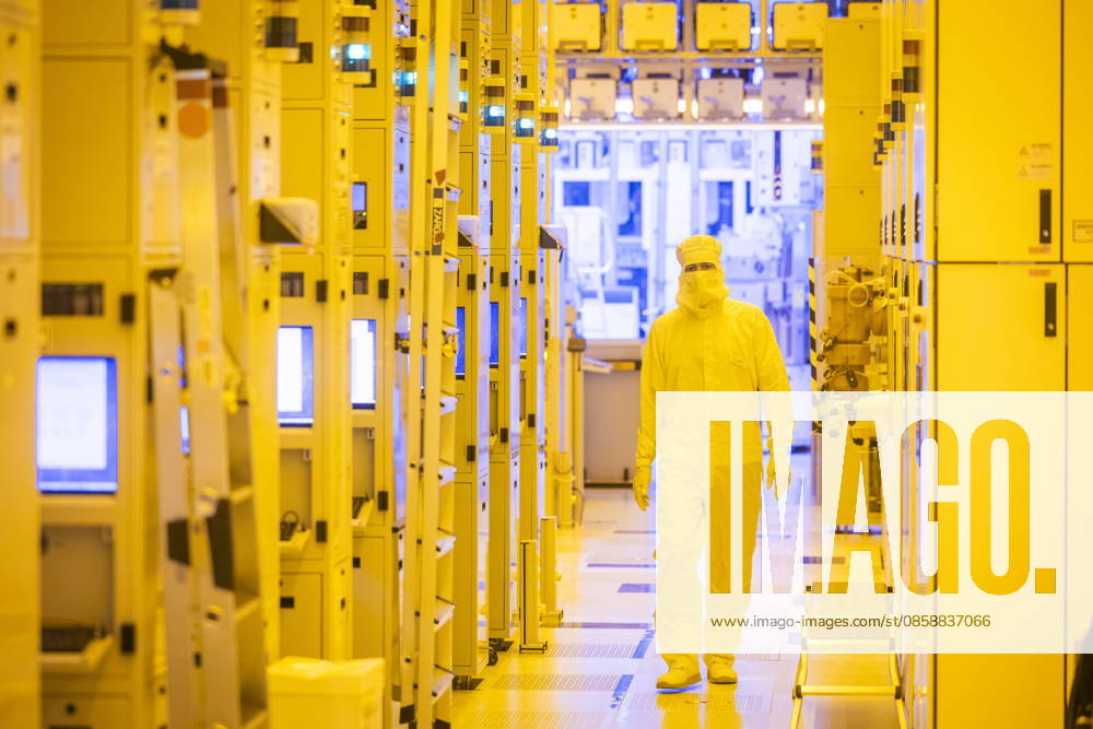 Infineon Technologies AG in Dresden Reinraum der neuen Smart Power Fab der Infineon Technologies AG in Dresden am 10. Juni. Am 2. Juli wird die Smart Power Fab feierlich eröffnet. Das neue Werk ist mit einem Investitionsvolumen von fünf Milliarden Euro die größte Einzelinvestition in der Geschichte von Infineon und eines der größten Investitionsprojekte in Deutschland. 300 mm Waferfertigung am Standort Dresden der Infineon Technologies AG Dresden Sachsen Deutschland