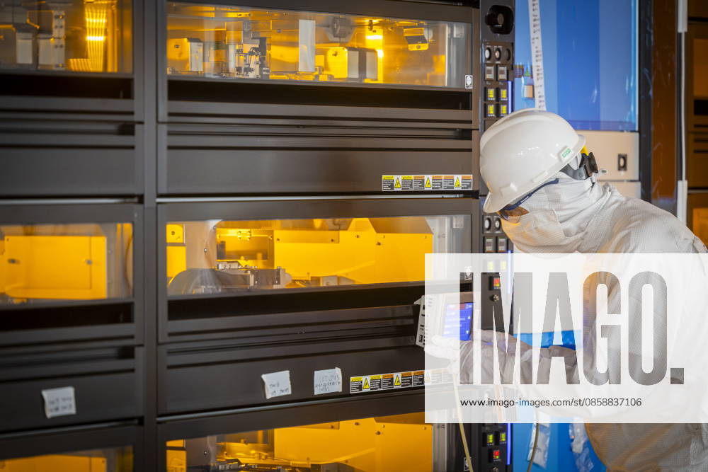 Infineon Technologies AG in Dresden Reinraum der neuen Smart Power Fab der Infineon Technologies AG in Dresden am 10. Juni. Am 2. Juli wird die Smart Power Fab feierlich eröffnet. Das neue Werk ist mit einem Investitionsvolumen von fünf Milliarden Euro die größte Einzelinvestition in der Geschichte von Infineon und eines der größten Investitionsprojekte in Deutschland. Lithografieanlage für die 300 mm Waferfertigung in der neuen Smart Power Fab der Infineon Technologies AG in Dresden Dresden Sachsen Deutschland