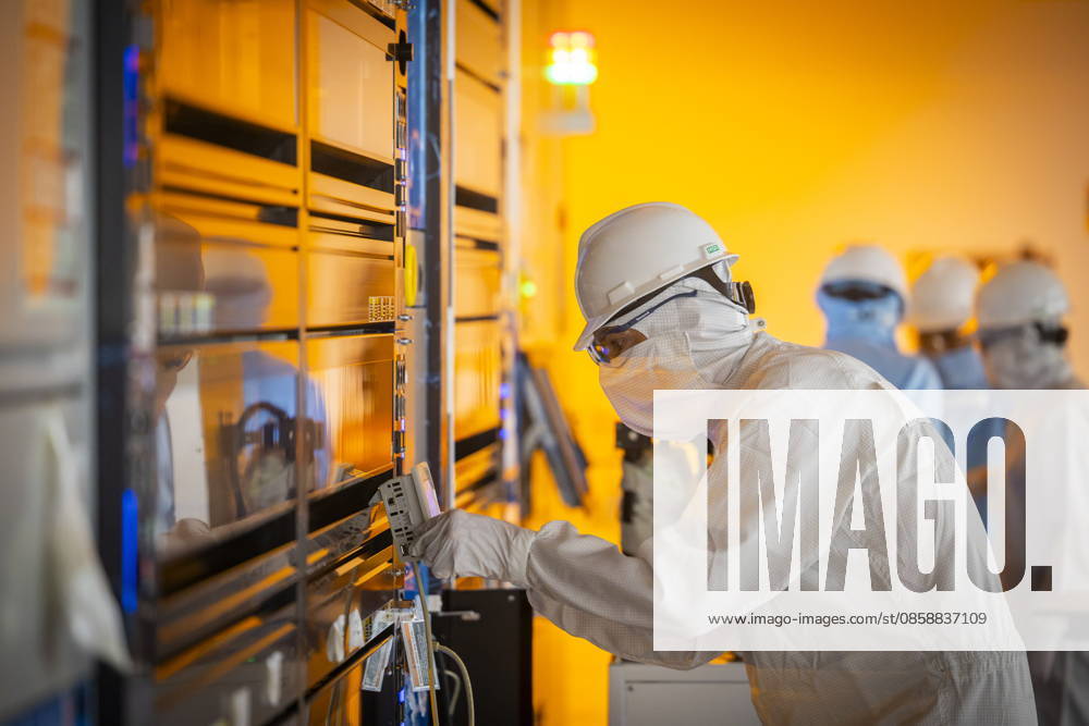 Infineon Technologies AG in Dresden Reinraum der neuen Smart Power Fab der Infineon Technologies AG in Dresden am 10. Juni. Am 2. Juli wird die Smart Power Fab feierlich eröffnet. Das neue Werk ist mit einem Investitionsvolumen von fünf Milliarden Euro die größte Einzelinvestition in der Geschichte von Infineon und eines der größten Investitionsprojekte in Deutschland. Lithografieanlage für die 300 mm Waferfertigung in der neuen Smart Power Fab der Infineon Technologies AG in Dresden Dresden Sachsen Deutschland