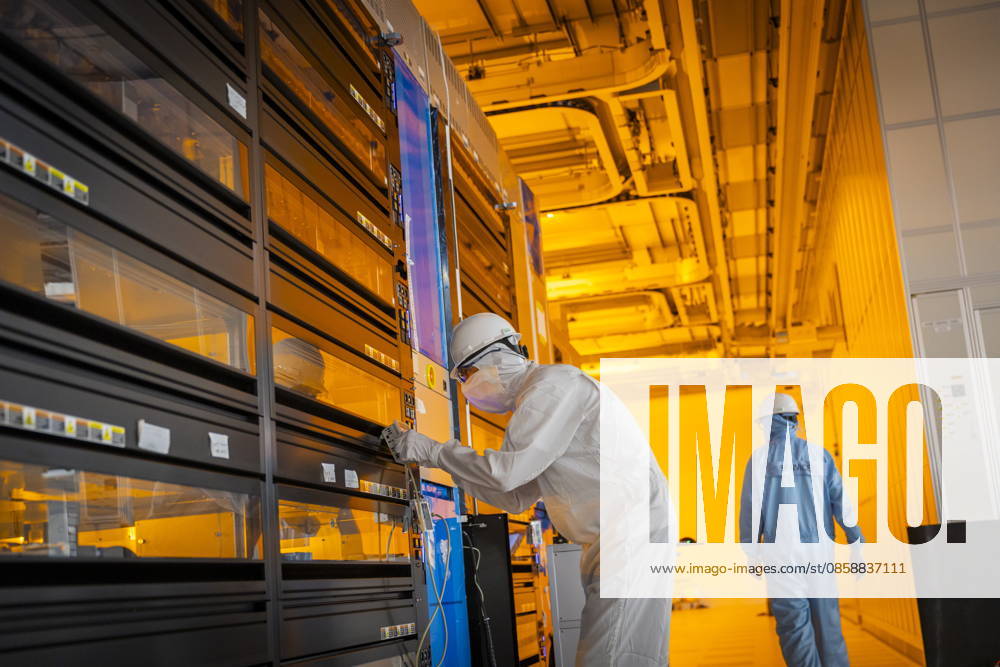 Infineon Technologies AG in Dresden Reinraum der neuen Smart Power Fab der Infineon Technologies AG in Dresden am 10. Juni. Am 2. Juli wird die Smart Power Fab feierlich eröffnet. Das neue Werk ist mit einem Investitionsvolumen von fünf Milliarden Euro die größte Einzelinvestition in der Geschichte von Infineon und eines der größten Investitionsprojekte in Deutschland. Lithografieanlage für die 300 mm Waferfertigung in der neuen Smart Power Fab der Infineon Technologies AG in Dresden Dresden Sachsen Deutschland
