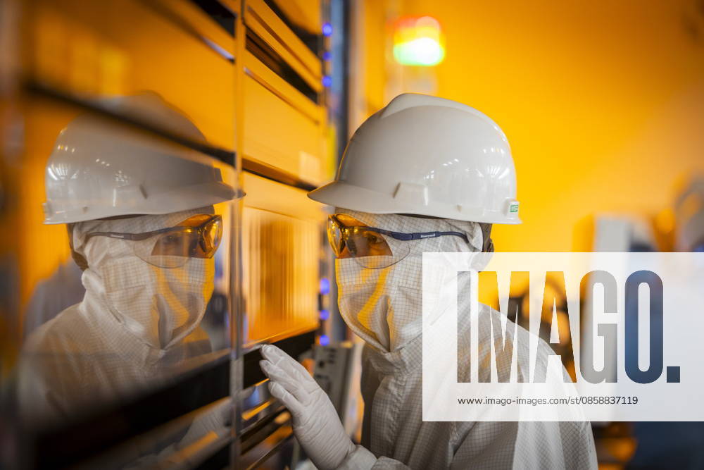 Infineon Technologies AG in Dresden Reinraum der neuen Smart Power Fab der Infineon Technologies AG in Dresden am 10. Juni. Am 2. Juli wird die Smart Power Fab feierlich eröffnet. Das neue Werk ist mit einem Investitionsvolumen von fünf Milliarden Euro die größte Einzelinvestition in der Geschichte von Infineon und eines der größten Investitionsprojekte in Deutschland. Lithografieanlage für die 300 mm Waferfertigung in der neuen Smart Power Fab der Infineon Technologies AG in Dresden Dresden Sachsen Deutschland