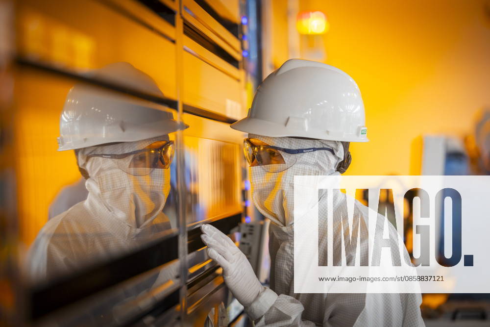 Infineon Technologies AG in Dresden Reinraum der neuen Smart Power Fab der Infineon Technologies AG in Dresden am 10. Juni. Am 2. Juli wird die Smart Power Fab feierlich eröffnet. Das neue Werk ist mit einem Investitionsvolumen von fünf Milliarden Euro die größte Einzelinvestition in der Geschichte von Infineon und eines der größten Investitionsprojekte in Deutschland. Lithografieanlage für die 300 mm Waferfertigung in der neuen Smart Power Fab der Infineon Technologies AG in Dresden Dresden Sachsen Deutschland