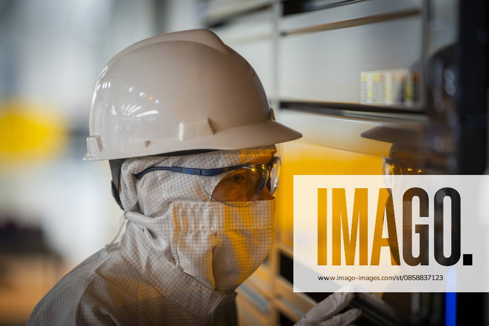 Infineon Technologies AG in Dresden Reinraum der neuen Smart Power Fab der Infineon Technologies AG in Dresden am 10. Juni. Am 2. Juli wird die Smart Power Fab feierlich eröffnet. Das neue Werk ist mit einem Investitionsvolumen von fünf Milliarden Euro die größte Einzelinvestition in der Geschichte von Infineon und eines der größten Investitionsprojekte in Deutschland. Lithografieanlage für die 300 mm Waferfertigung in der neuen Smart Power Fab der Infineon Technologies AG in Dresden Dresden Sachsen Deutschland