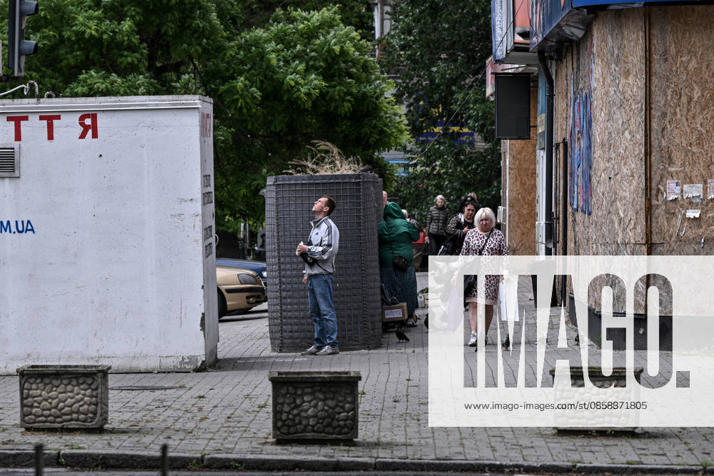 Residents of frontline Kherson walk past a mobile concrete shelter in the city’s red zone, the area considered the most dangerous due to constant Russian attacks, Kherson, Ukraine, on June 3, 2026. The Russian army attacks the city daily with FPV drones and other unmanned aerial vehicles, deliberately terrorizing civilians. Russian forces conduct hunts for local residents, tracking them with FPV drones and dropping explosives. Police officers, medics, public transport, and urban infrastructure are also targeted. Based on the intensity of attacks, Kherson is informally divided into yellow and red zones, with the red zone subjected to continuous shelling and drone strikes. Anti-drone netting has been installed above roads to help pr