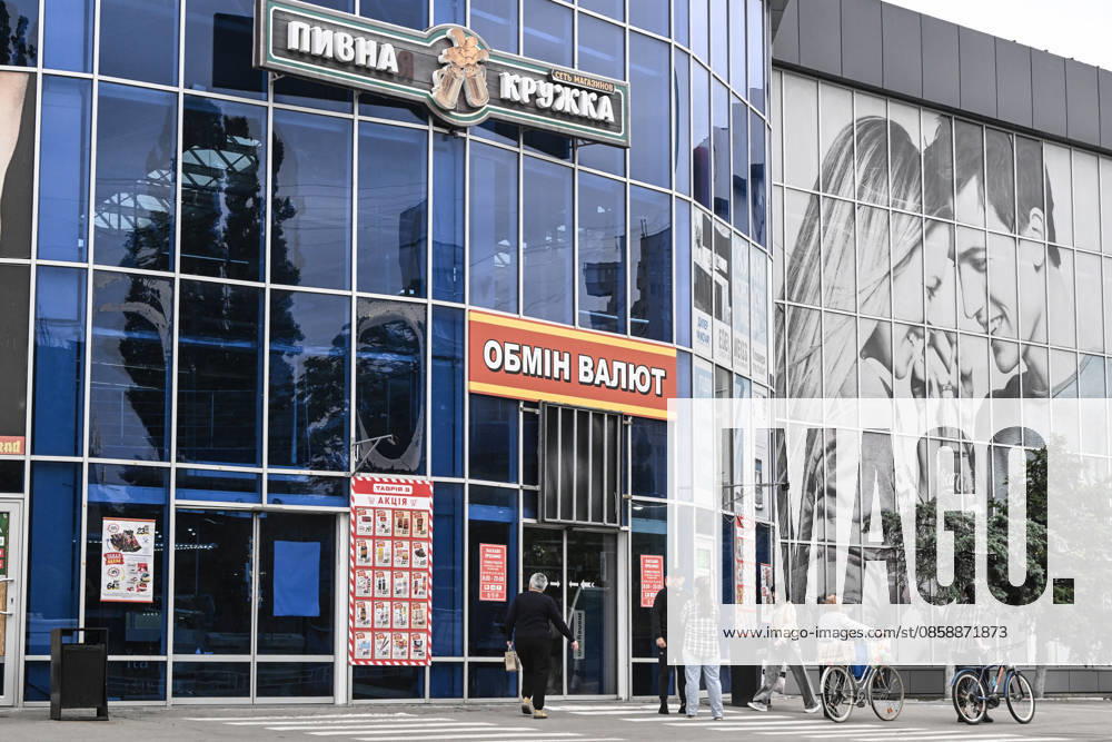 Residents of frontline Kherson stand near a supermarket in the city’s yellow zone, Kherson, Ukraine, on June 3, 2026. The Russian army attacks the city daily with FPV drones and other unmanned aerial vehicles, deliberately terrorizing civilians. Russian forces conduct hunts for local residents, tracking them with FPV drones and dropping explosives. Police officers, medics, public transport, and urban infrastructure are also targeted. Based on the intensity of attacks, Kherson is informally divided into yellow and red zones, with the red zone considered the most dangerous due to constant shelling and drone strikes (Photo by Dmytro Smolienko Ukrinform) Life under shelling in frontline Kherson