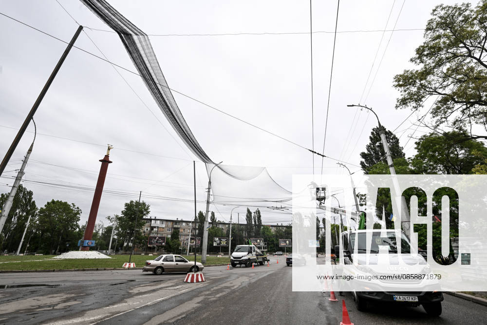 A municipal worker installs anti-drone netting to protect against Russian FPV drones in the yellow zone of the frontline city of Kherson, Ukraine, on June 3, 2026. The Russian army attacks the city daily with FPV drones and other unmanned aerial vehicles, deliberately terrorizing civilians. Russian forces conduct hunts for local residents, tracking them with FPV drones and dropping explosives. Police officers, medics, public transport, and urban infrastructure are also targeted. Based on the intensity of attacks, Kherson is informally divided into yellow and red zones, with the red zone being the most dangerous due to constant shelling and drone strikes (Photo by Dmytro Smolienko Ukrinform) Life under shelling in frontline Kherson