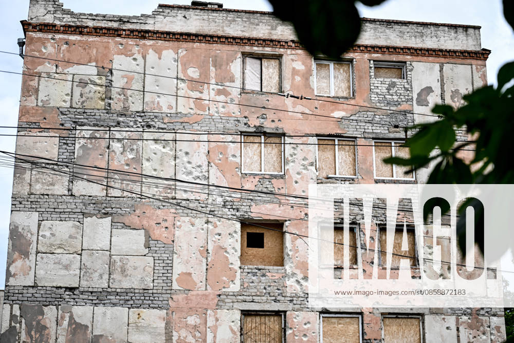 A residential building damaged by Russian shelling in the frontline city of Kherson, Ukraine, on June 2, 2026. The Russian army attacks the city daily with FPV drones and other unmanned aerial vehicles, deliberately terrorizing civilians. Russian forces conduct hunts for local residents, tracking them with FPV drones and dropping explosives. Police officers, medics, public transport, and urban infrastructure are also targeted. Based on the intensity of attacks, Kherson is informally divided into yellow and red zones, with the red zone considered the most dangerous due to constant shelling and drone strikes. Anti-drone netting has been installed above roads to help protect against Russian FPV drone attacks (Photo by Dmytro Smolienko