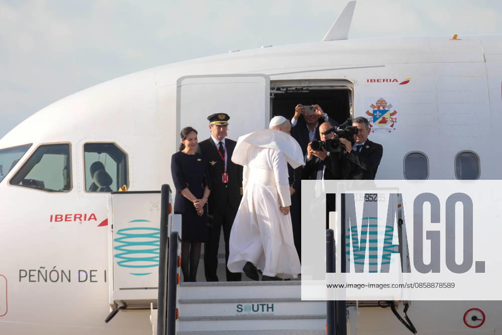 Pope Leo XIV bids farewell to Barcelona and heads to Las Palmas de Gran Canaria Pope Leo XIV during his farewell to Barcelona, at the Josep Tarradellas Barcelona El Prat International Airport, on June 11, 2026, in Barcelona, Catalonia Spain The Pontiff leaves Barcelona after having performed 7 acts between June 9 and 10 and heads to the last stage of his apostolic journey to Spain in the Canary Islands where he will be on June 11 and 12 11 JUNE 2026 Kike Rincó Barcelona, Catalonia Barcelona, Catalonia Spain