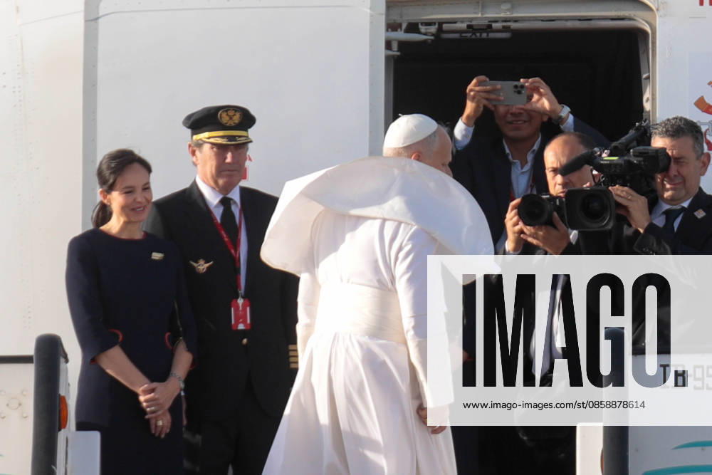 Pope Leo XIV bids farewell to Barcelona and heads to Las Palmas de Gran Canaria Pope Leo XIV during his farewell to Barcelona, at the Josep Tarradellas Barcelona El Prat International Airport, on June 11, 2026, in Barcelona, Catalonia Spain The Pontiff leaves Barcelona after having performed 7 acts between June 9 and 10 and heads to the last stage of his apostolic journey to Spain in the Canary Islands where he will be on June 11 and 12 11 JUNE 2026 Kike Rincó Barcelona, Catalonia Barcelona, Catalonia Spain