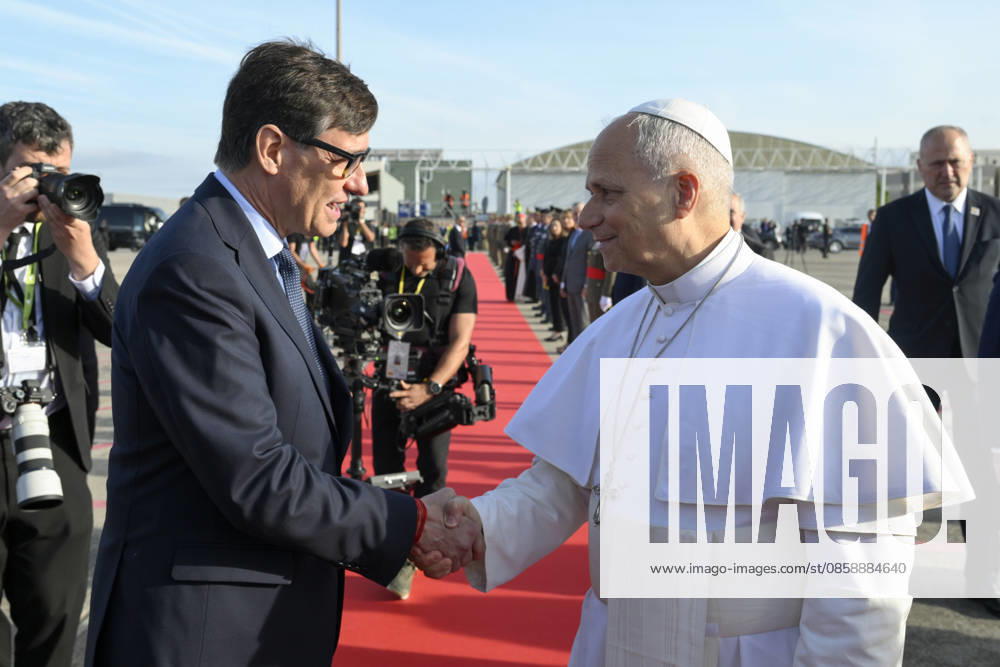 SPAIN - POPE LEO XIV BIDS FAREWELL TO BARCELLONA AT THE JOSEP TERRADELLAS BARCELONA - EL PRAT INTERNATIONAL AIRPORT IN BARCELONA, SPAIN - 2026 6 11 Spain, Vatican, 2026 6 11 Pope Leo XIV shakes hands with Salvador Illa, President of Catalonia as he bids farewell to Barcelona at the Josep Tarradellas Barcelona-El Prat International Airport in Barcelona, Catalonia, Spain - NO BOOKS