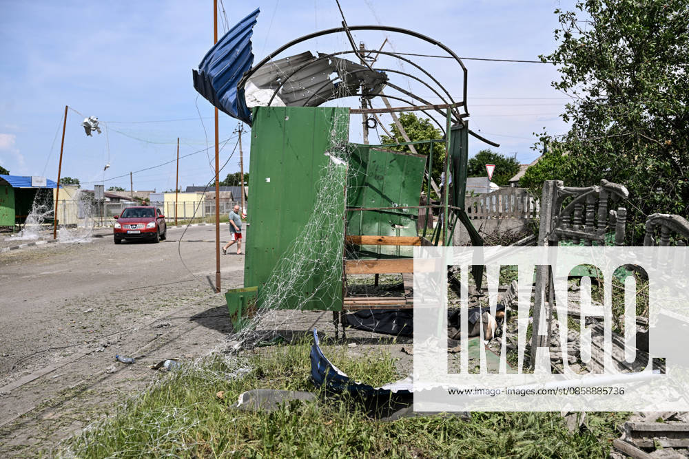 Russians Hit Zaporizhzhia With KAB Bombs - Ukraine A public transport stop destroyed in a Russian strike with guided aerial bombs is seen in the settlement of Balabyne, Zaporizhzhia region, Ukraine, on June 7, 2026. Russian forces attacked the settlement with guided aerial bombs (KABs), which struck near the public transport stop. Three people were killed and at least five others were injured in the attack. Private homes were also damaged Photo by Dmytro Smolienko Ukrinform ABACAPRESS.COM Zaporizhzhia region Ukraine