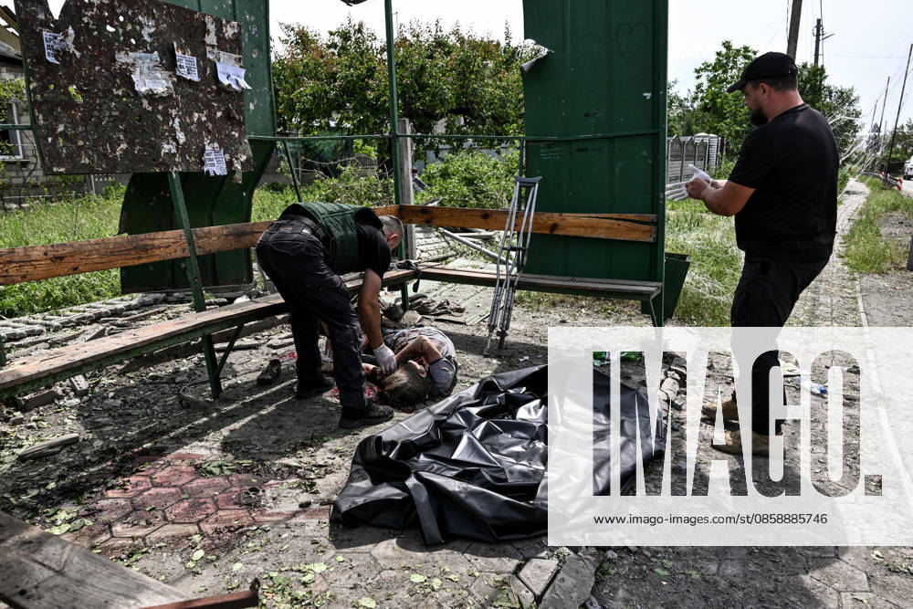 Russians Hit Zaporizhzhia With KAB Bombs - Ukraine CAUTION, SENSITIVE CONTENT. A medic examines the body of a woman killed in a Russian strike with guided aerial bombs at a public transport stop in the settlement of Balabyne, Zaporizhzhia region, Ukraine, on June 7, 2026. Russian forces attacked the settlement with guided aerial bombs (KABs), which struck near the public transport stop. Three people were killed and at least five others were injured in the attack. Private homes were also damaged Photo by Dmytro Smolienko Ukrinform ABACAPRESS.COM Zaporizhzhia region Ukraine