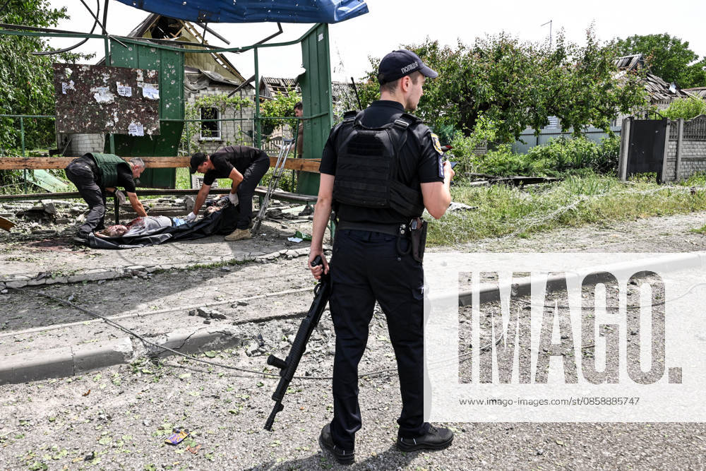 Russians Hit Zaporizhzhia With KAB Bombs - Ukraine CAUTION, SENSITIVE CONTENT. Medics examine the body of a woman killed in a Russian strike with guided aerial bombs at a public transport stop in the settlement of Balabyne, Zaporizhzhia region, Ukraine, on June 7, 2026. Russian forces attacked the settlement with guided aerial bombs (KABs), which struck near the public transport stop. Three people were killed and at least five others were injured in the attack. Private homes were also damaged Photo by Dmytro Smolienko Ukrinform ABACAPRESS.COM Zaporizhzhia region Ukraine