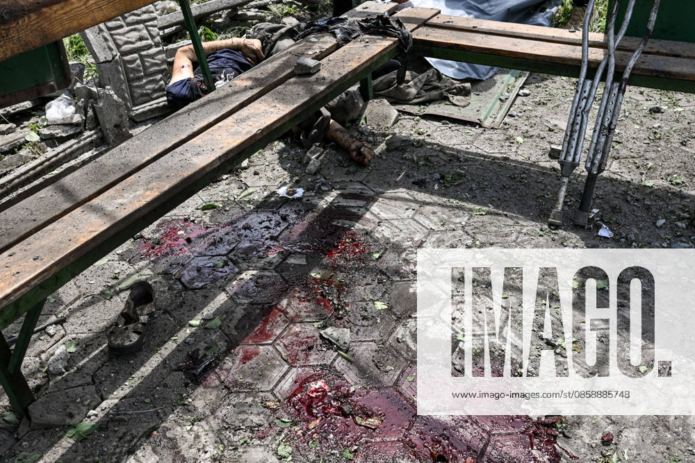 Russians Hit Zaporizhzhia With KAB Bombs - Ukraine CAUTION, SENSITIVE CONTENT. Bloodstains are seen next to the body of a man killed in a Russian strike with guided aerial bombs at a public transport stop in the settlement of Balabyne, Zaporizhzhia region, Ukraine, on June 7, 2026. Russian forces attacked the settlement with guided aerial bombs (KABs), which struck near the public transport stop. Three people were killed and at least five others were injured in the attack. Private homes were also damaged Photo by Dmytro Smolienko Ukrinform ABACAPRESS.COM Zaporizhzhia region Ukraine