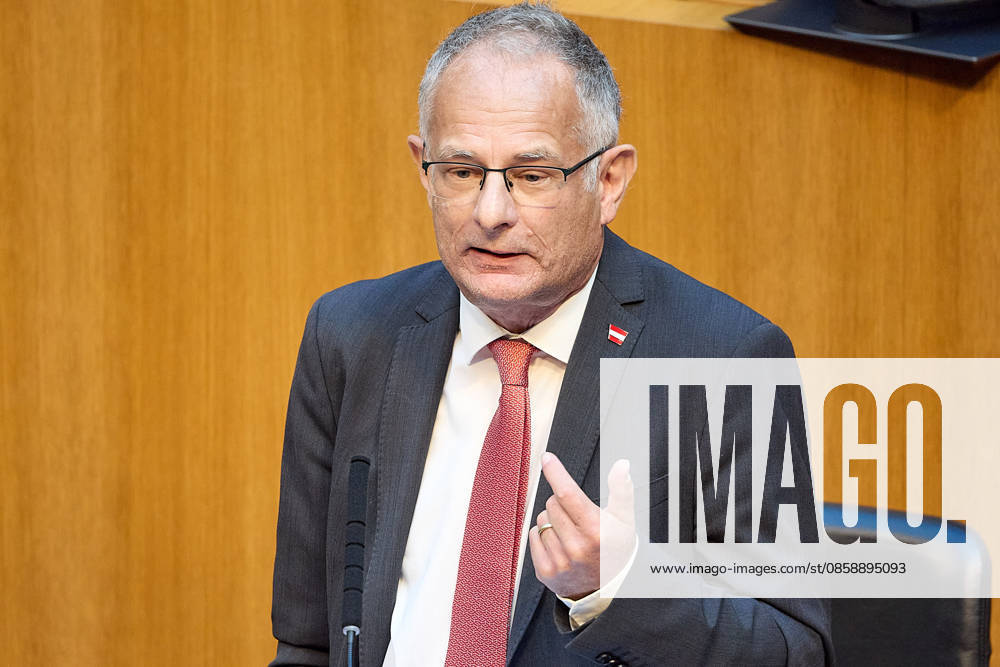 - Wien 11.06.2026 - Debatte Budget Österreichisches Parlament - Der Nationalrat trat heute im Hohen Haus zu einer regluären Nationalratssitzung zusammen. Haupthema war die gestrige Budgetrede des Finanzministers und die Debatte darüber. PHOTO: Finanzminister Markus Marterbauer (SPÖ) auf der Regierungsbank.. Vienna (AUSTRIA) - Austrian Parliament National Council session - The National Council met today in Parliament for a regular National Council session. The topic of the plenary session was the Budget Speech by the Austrian Minister of Finance. Budget, Finanzen, Staatsfinanzen, Geld, Steuern, Ausgaben, Einnahmen, Regierung, echtes Dopelbudet 2027 28 , 2028, Schulden, Nationalratssitzung, Nationalrat SItzung Debatte zu Budgetprä