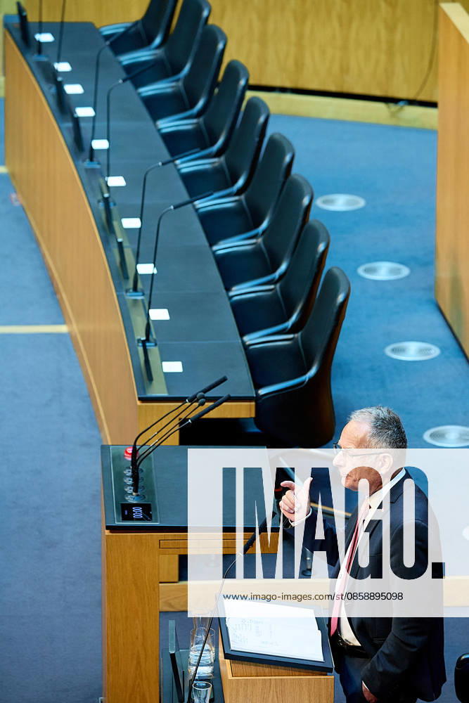 - Wien 11.06.2026 - Debatte Budget Österreichisches Parlament - Der Nationalrat trat heute im Hohen Haus zu einer regluären Nationalratssitzung zusammen. Haupthema war die gestrige Budgetrede des Finanzministers und die Debatte darüber. PHOTO: Finanzminister Markus Marterbauer (SPÖ) auf der Regierungsbank.. Vienna (AUSTRIA) - Austrian Parliament National Council session - The National Council met today in Parliament for a regular National Council session. The topic of the plenary session was the Budget Speech by the Austrian Minister of Finance. Budget, Finanzen, Staatsfinanzen, Geld, Steuern, Ausgaben, Einnahmen, Regierung, echtes Dopelbudet 2027 28 , 2028, Schulden, Nationalratssitzung, Nationalrat SItzung Debatte zu Budgetprä